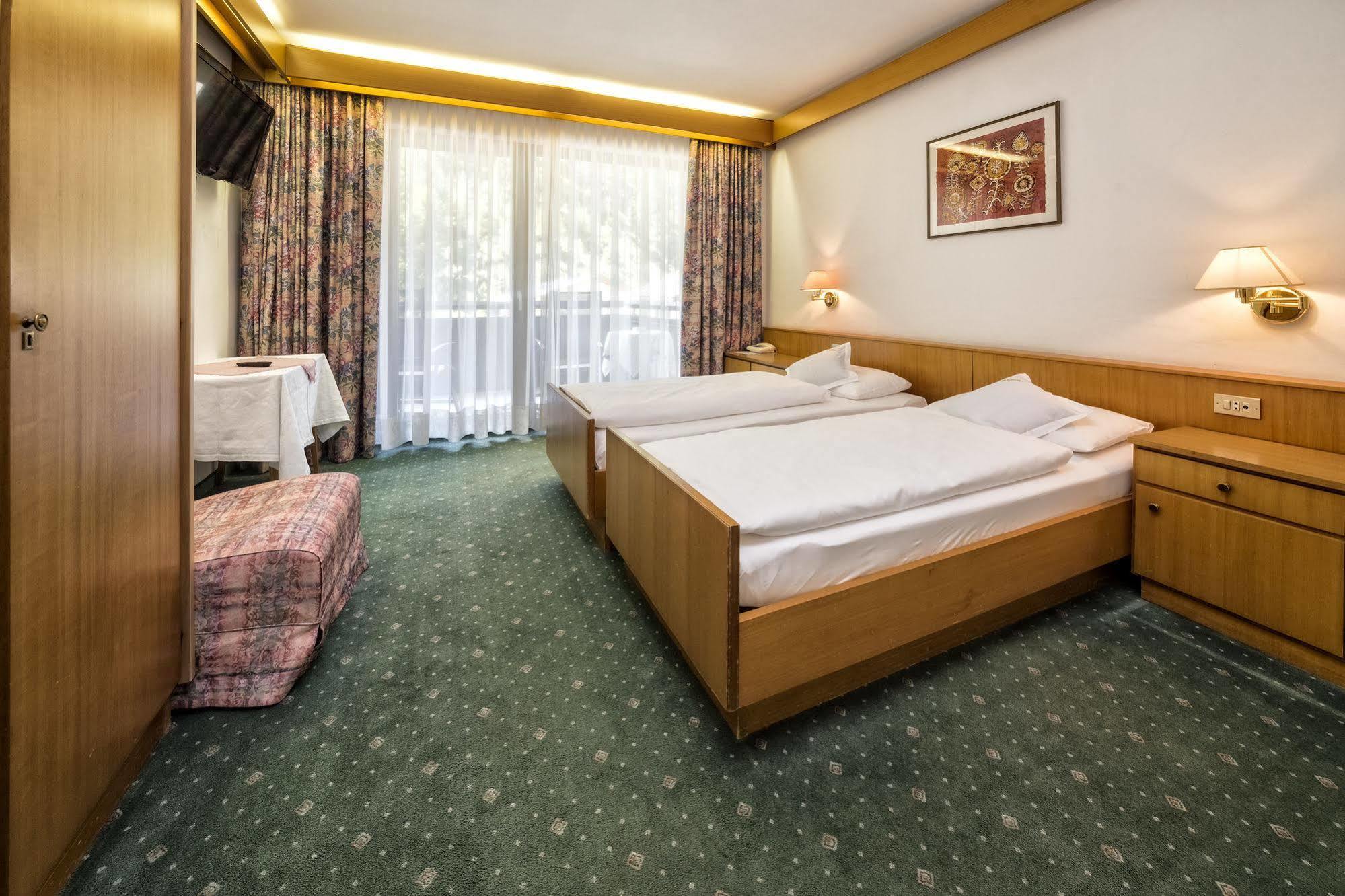 Hotel Armin เซลวาดีวัลการ์เดนา ภายนอก รูปภาพ